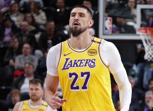 kaiyun-浓眉交易后遗症凸显！湖人中锋羸弱拖累东詹冲冠？