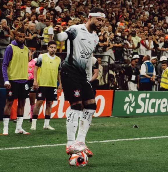 双脚站到足球上得吃黄牌！德佩不服？解释来了！